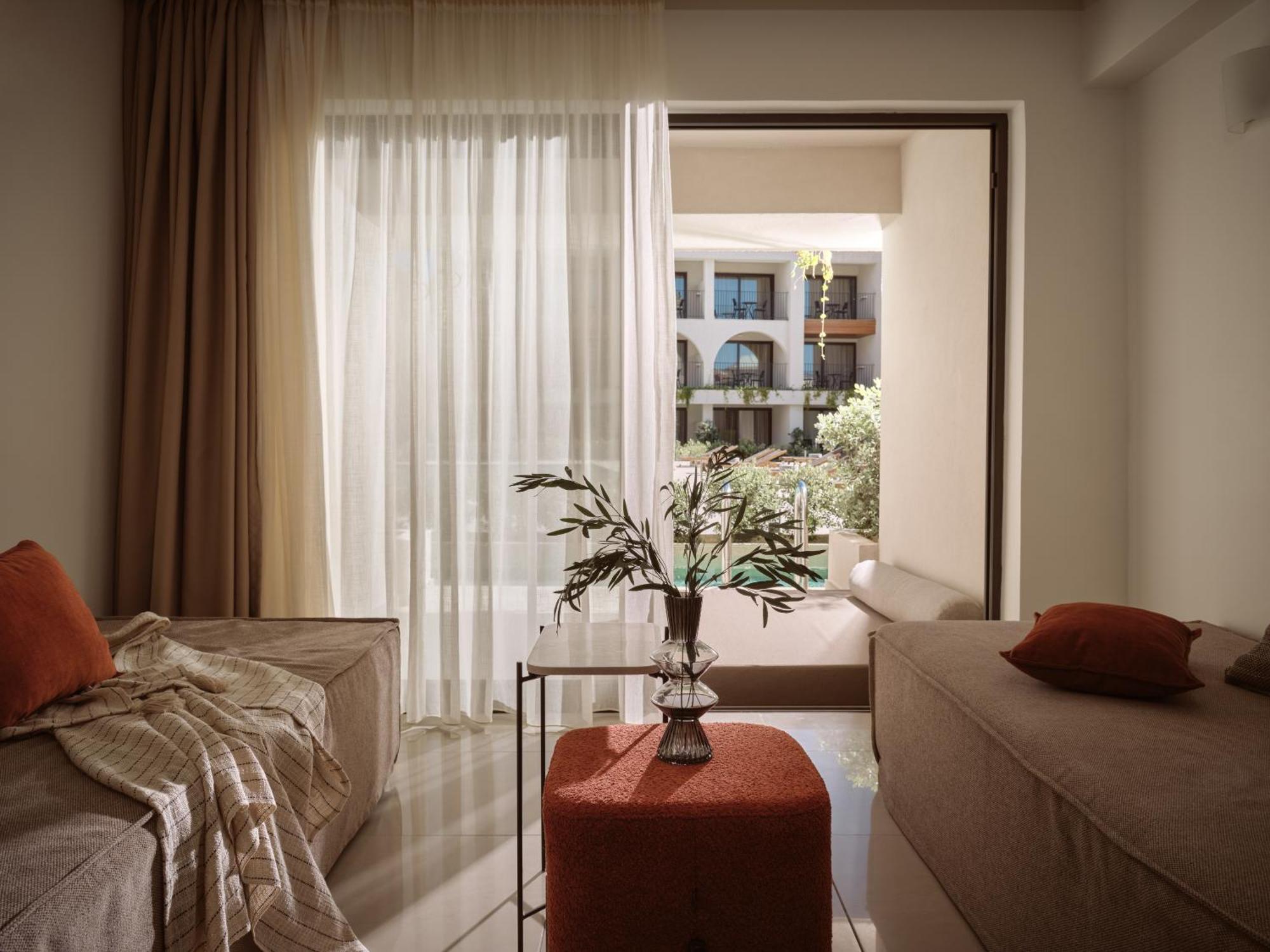 Planos Deluxe Hotel Luaran gambar