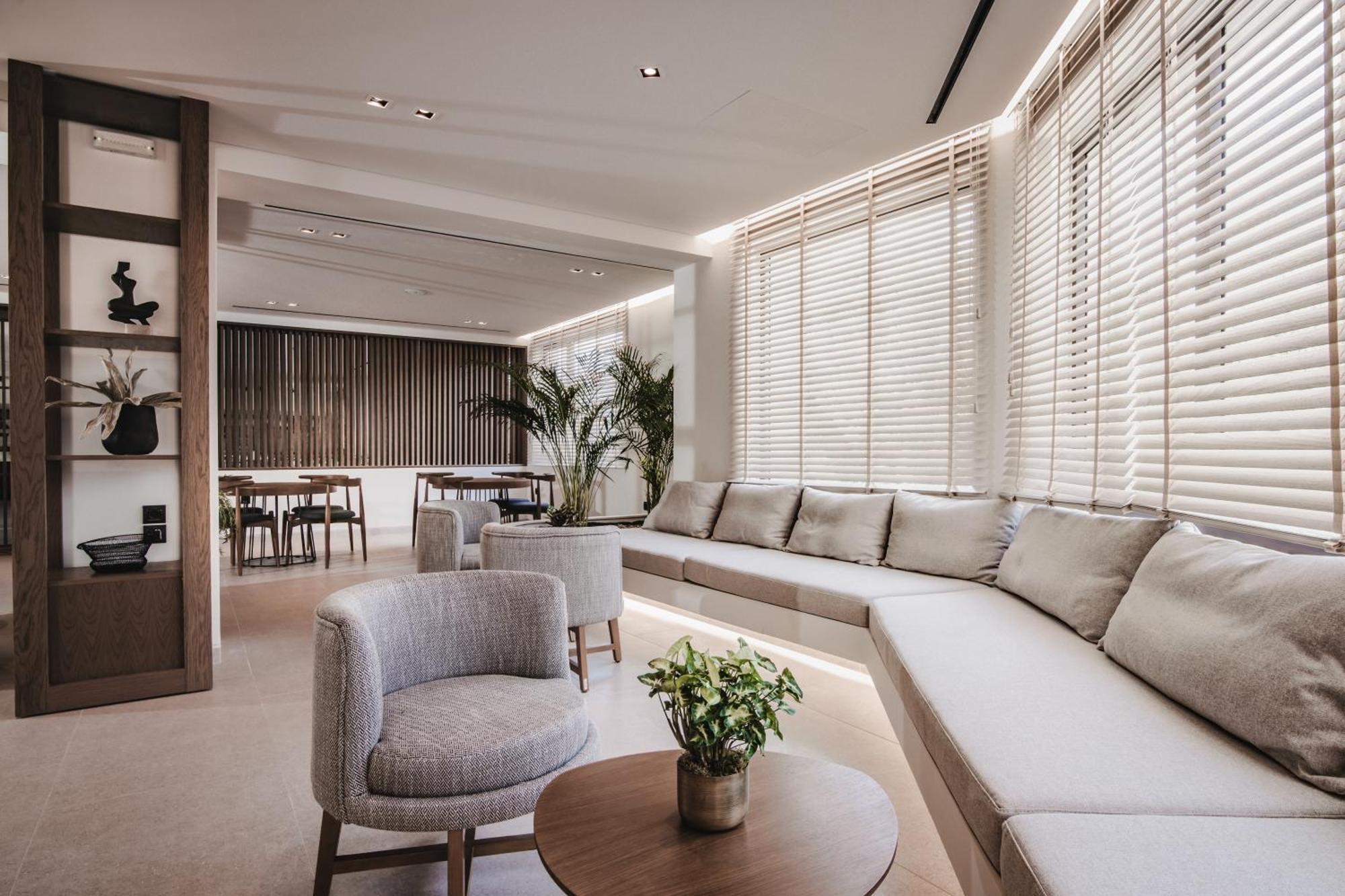 Planos Deluxe Hotel Luaran gambar
